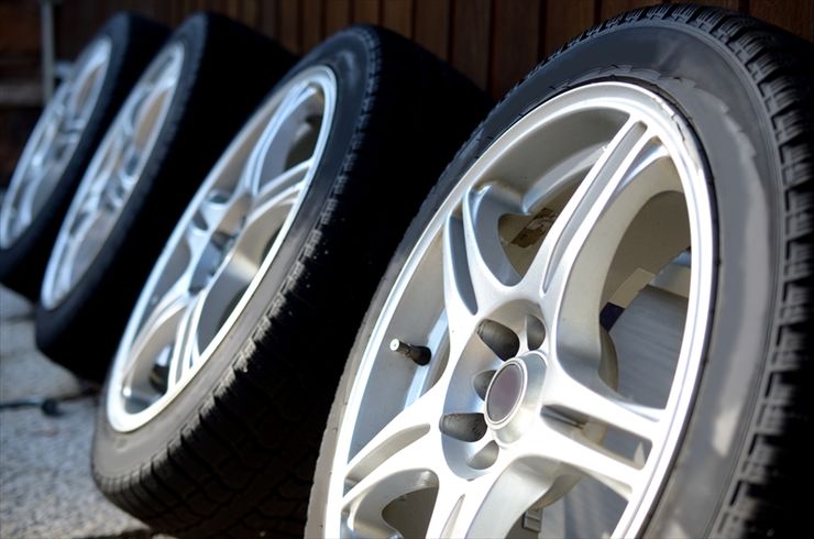 立てかけてあるタイヤ